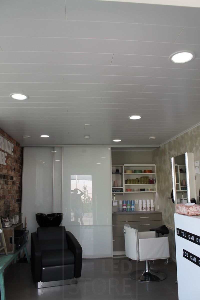 In a hairdressing salon, uniform and high-quality general lighting with pendant luminaires. The luminaires have excellent colour rendering and are therefore suitable for lighting even the most demanding spaces. Ledstore.fi